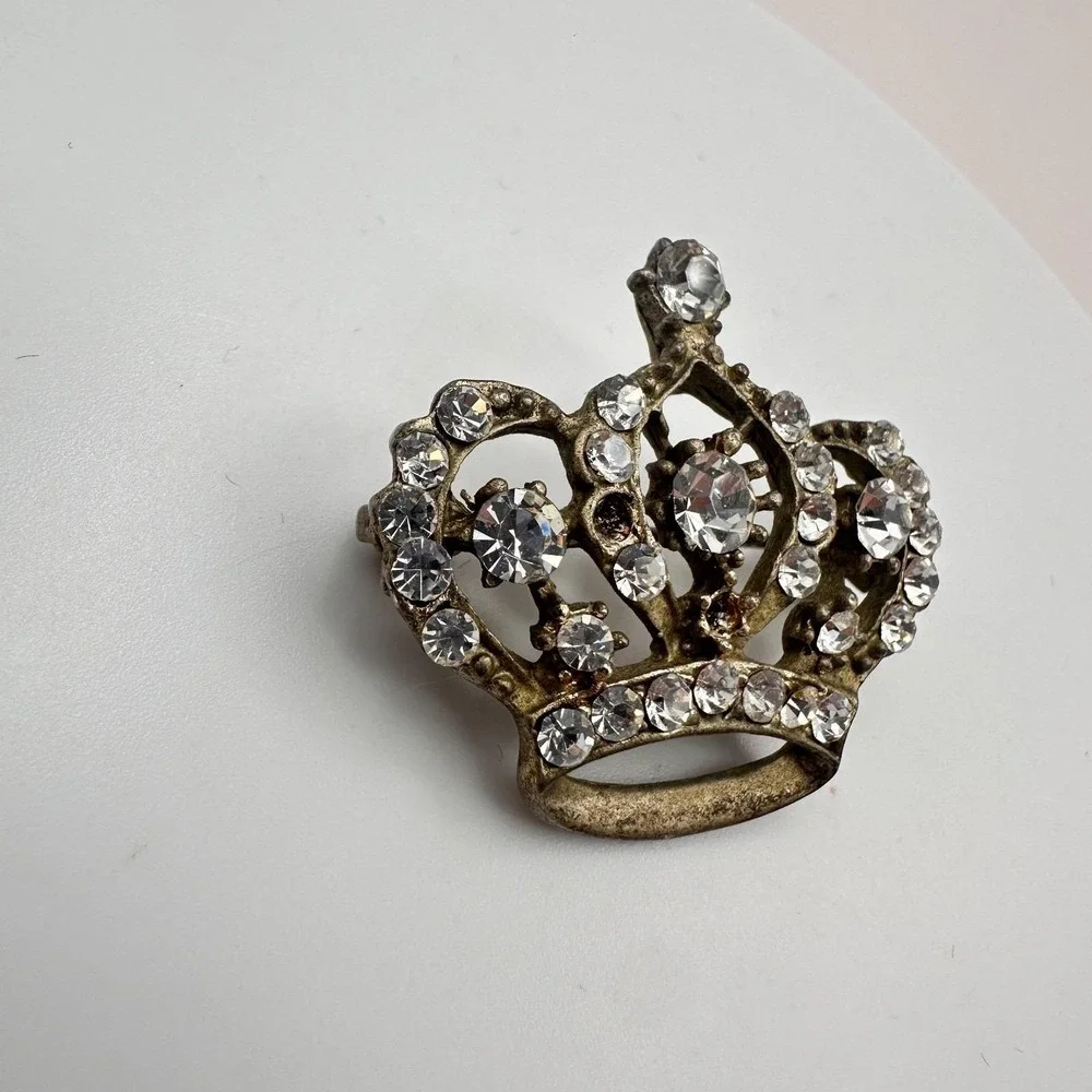 Vintage‎ 80s White Glass Silver Tone Crown Brooch Pin Royal Regency Jewelry